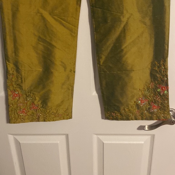 Green flare womens pants size 6 with embroidery design at bottom of legs - Picture 4 of 5